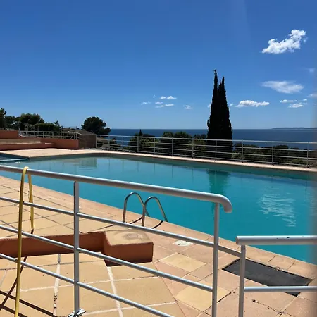 Vue Et Piscine Saint-Raphael (Var)