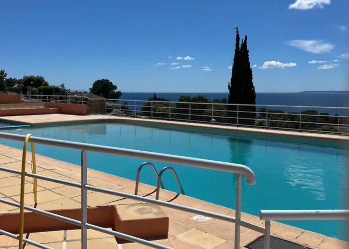 Vue Et Piscine Saint-Raphaël